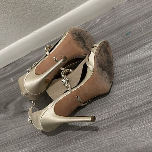 Badgley Mischka heels  have a Round Toe size 9 1/2 - Picture 6 of 7